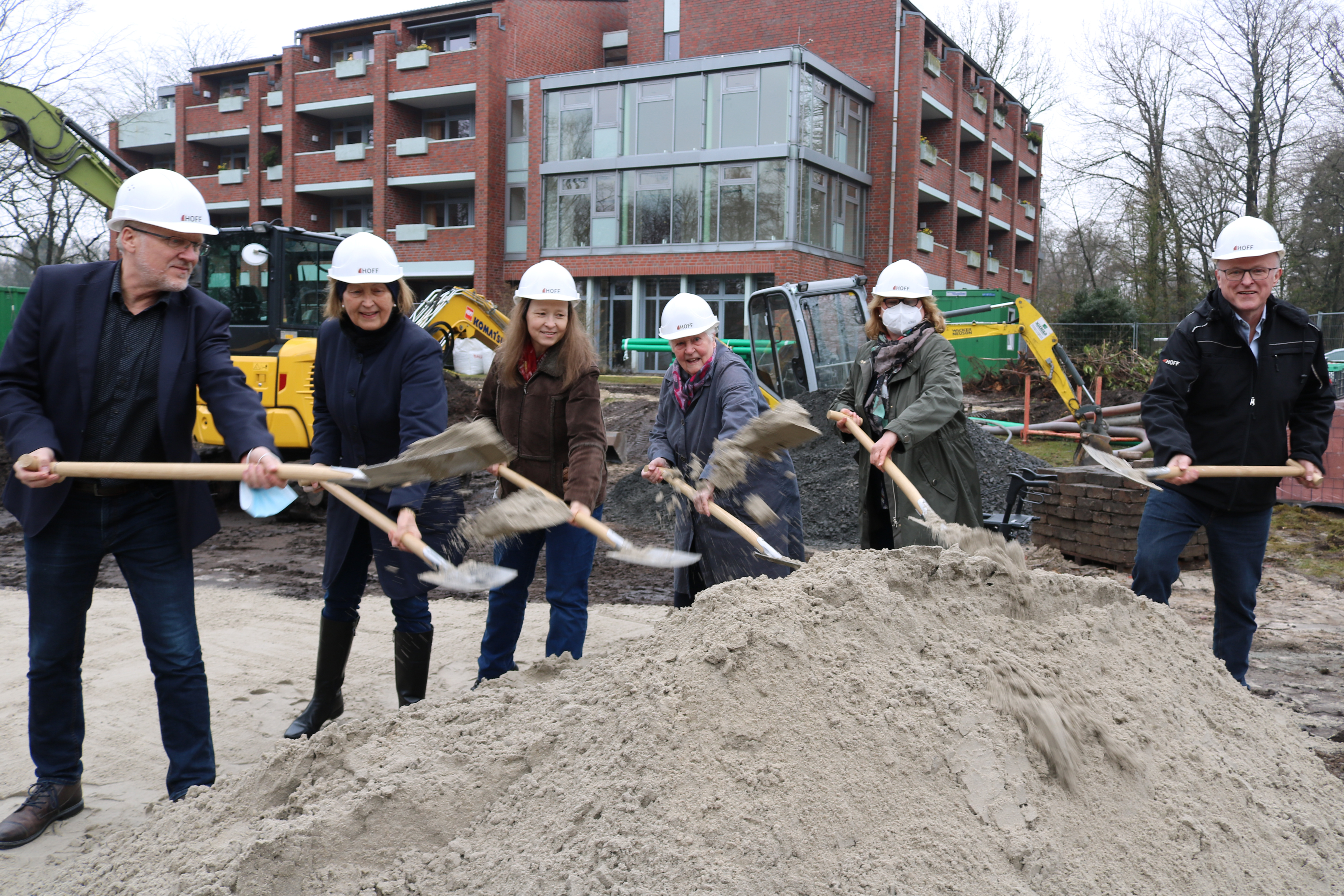 Den ersten Spatenstich für den Anbau am Elisabethstift nahmen vor Egon Temmen, Rita Szaszi, Ulrike Baumann, Ruth Hahn, Petra Schumann und Wilhelm Hövel. Foto: Kerstin Kempermann