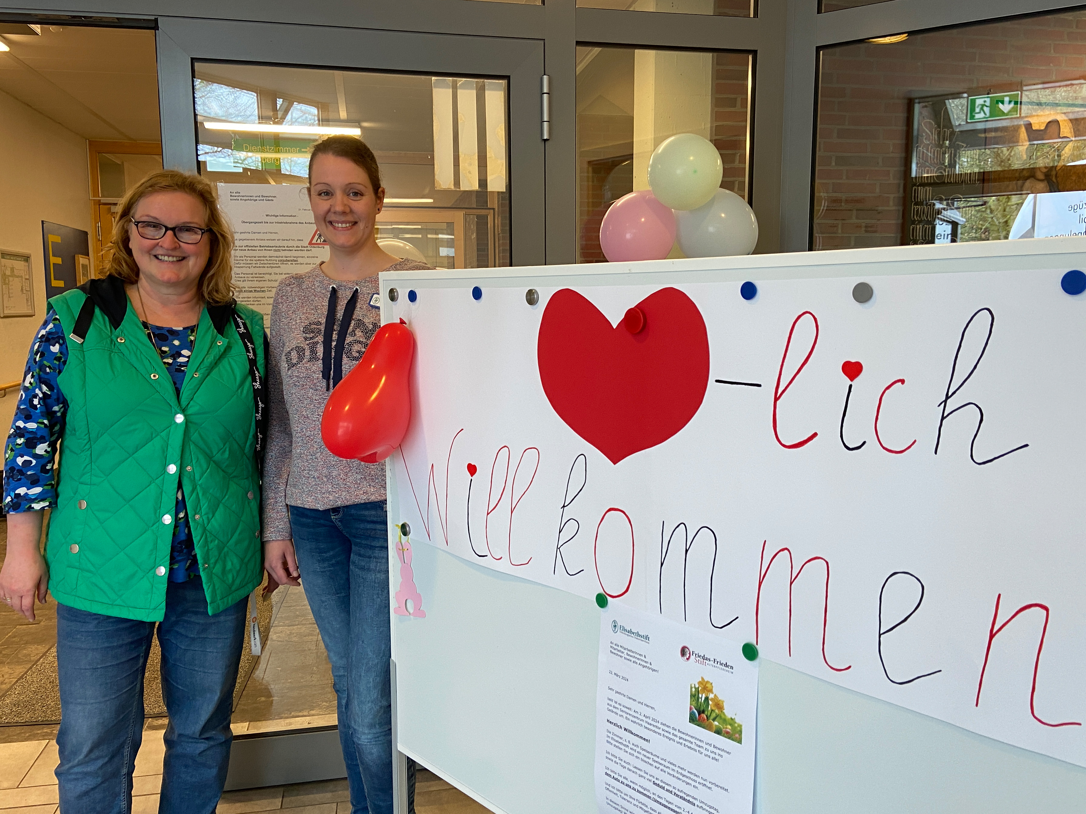 Einrichtungsleitung Petra Schumann und Pflegedienstleitung Silvia Machatzke begrüßen die neuen Bewohnerinnen und Bewohner im Elisabethstift. Foto: Kerstin Kempermann